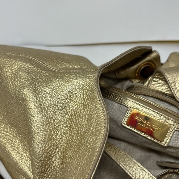 MICHAEL KORS hobo wide metal gold bag in a half circle with firm brown handle - Picture 4 of 12